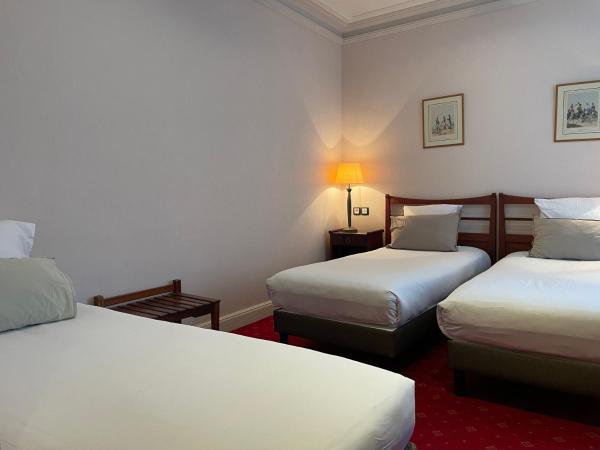 Hôtel de France et Chateaubriand : photo 6 de la chambre chambre triple confort