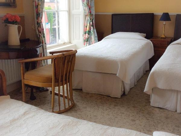 Harveys Guest House : photo 1 de la chambre chambre triple