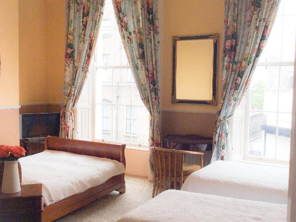 Harveys Guest House : photo 2 de la chambre chambre triple