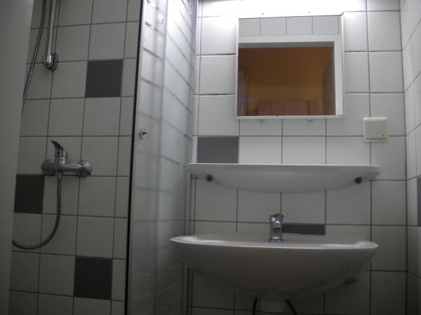 HappyHostel : photo 8 de la chambre chambre quadruple Économique avec salle de bains commune