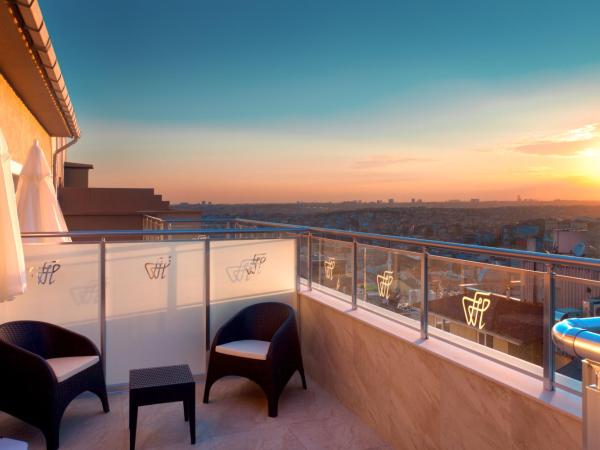 Ferman Hilal Hotel-Special Category : photo 7 de la chambre suite lit king-size avec balcon