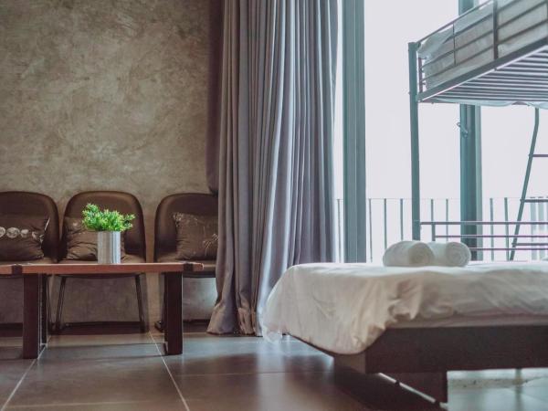 The LOCAL Ari : photo 2 de la chambre chambre triple avec balcon