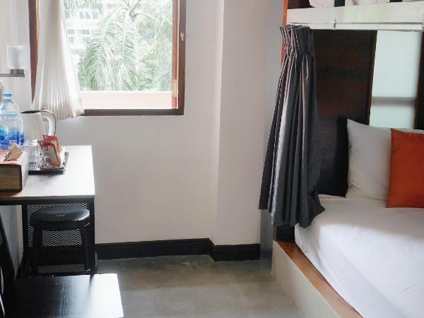 Tiny Taladnoi Hostel : photo 2 de la chambre chambre lits jumeaux avec salle de bains commune