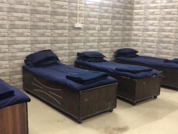 CHARYANA HOTEL AC DORMITORY : photo 5 de la chambre dortoir pour hommes