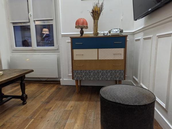 Private acces to the all flat. Charming Parisian. : photo 7 de la chambre chambre quadruple avec salle de bains privative