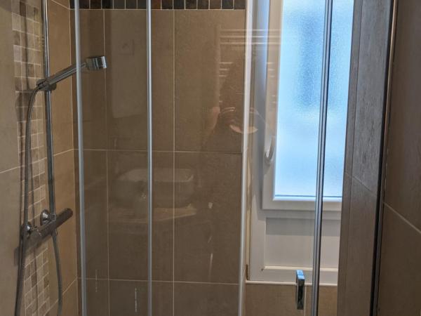 Private acces to the all flat. Charming Parisian. : photo 8 de la chambre chambre quadruple avec salle de bains privative