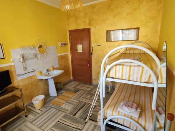 Hotel Serenella : photo 5 de la chambre chambre lits jumeaux avec salle de bains externe