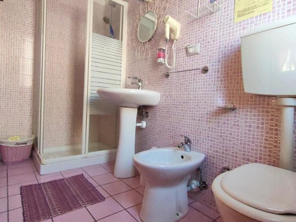 Hotel Serenella : photo 9 de la chambre chambre double ou lits jumeaux avec salle de bains privative