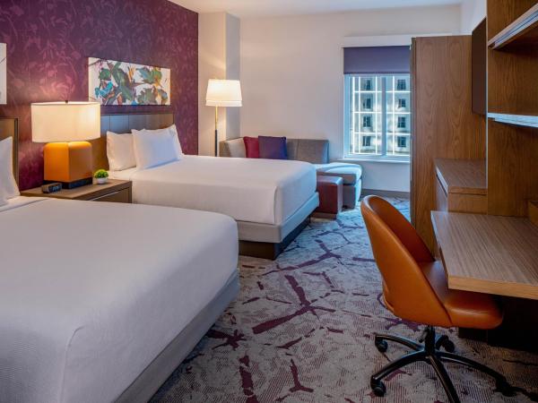 Hyatt House Tampa Downtown : photo 2 de la chambre chambre avec 2 lits queen-size et salon