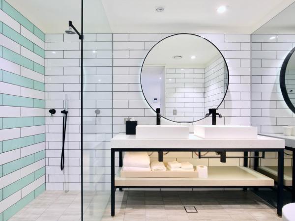 Miss Baker's Boutique Accommodation Bondi : photo 1 de la chambre studio lit king-size de luxe avec balcon