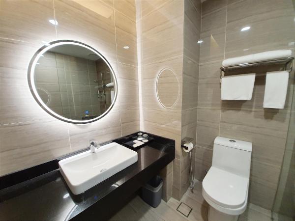 Pacific Regency Beach Resort, Port Dickson : photo 3 de la chambre deluxe king (partial sea view)