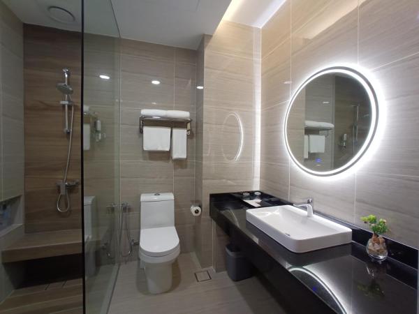 Pacific Regency Beach Resort, Port Dickson : photo 4 de la chambre chambre lits jumeaux de luxe - vue sur ville