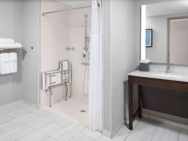 Hyatt Place Charlotte University : photo 5 de la chambre chambre lit king-size avec canapé-lit et douche accessible en fauteuil roulant - accessible aux personnes à mobilité réduite