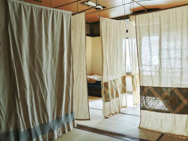 Gojo Guest House : photo 3 de la chambre lit futon simple dans dortoir masculin de style japonais (5 adultes)