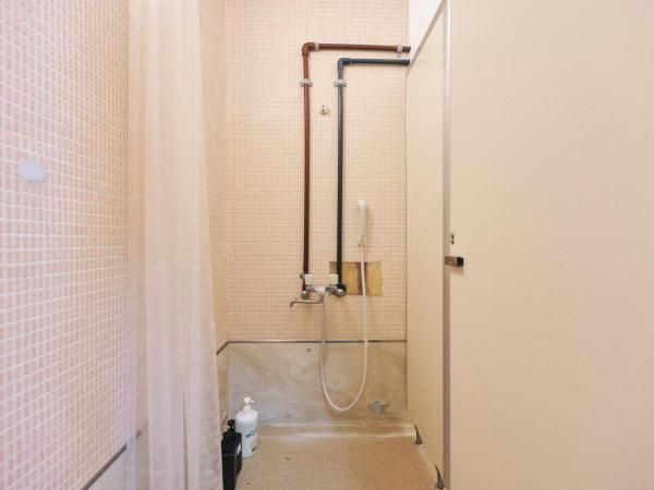 Gojo Guest House : photo 10 de la chambre chambre triple basique avec salle de bains commune