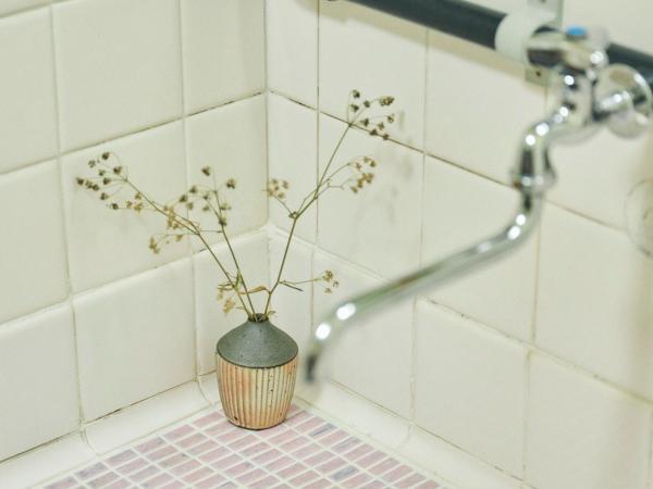 Gojo Guest House : photo 9 de la chambre chambre triple basique avec salle de bains commune