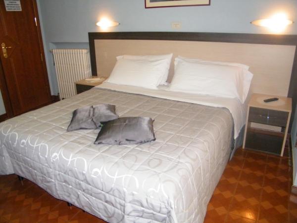 Albergo in Centro : photo 3 de la chambre chambre double ou lits jumeaux avec salle de bains privative