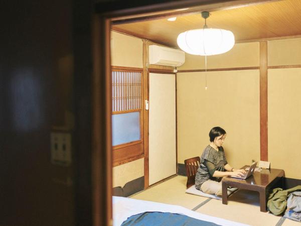 Gojo Guest House : photo 4 de la chambre chambre simple avec salle de bains commune