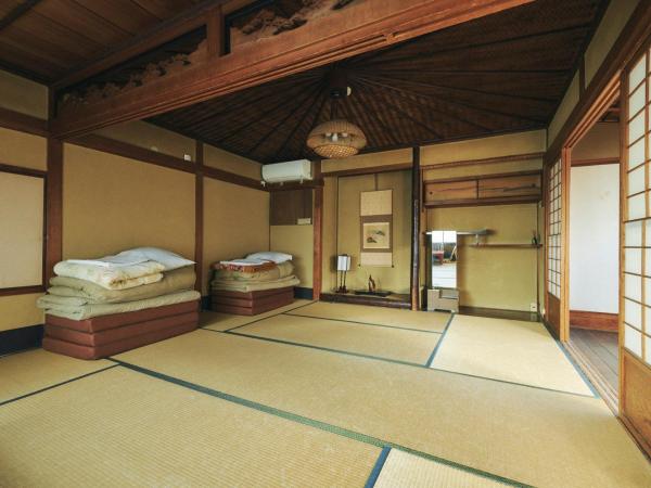 Gojo Guest House : photo 2 de la chambre chambre triple basique avec salle de bains commune