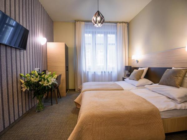 Hotel Kazimierz III : photo 9 de la chambre chambre lits jumeaux avec salle de bains privative