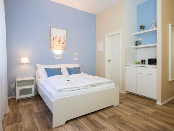 NEU: Zentral gelegene, stilvoll eingerichtete Zimmer mit eigener Teeküche : photo 1 de la chambre grande chambre double