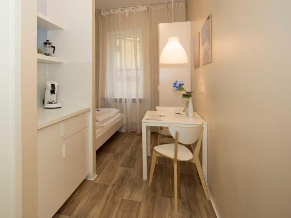 NEU: Zentral gelegene, stilvoll eingerichtete Zimmer mit eigener Teeküche : photo 1 de la chambre petite chambre double