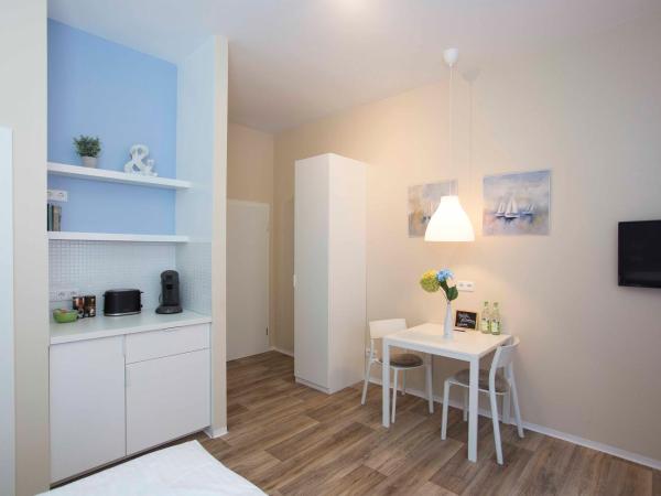 NEU: Zentral gelegene, stilvoll eingerichtete Zimmer mit eigener Teeküche : photo 2 de la chambre grande chambre double