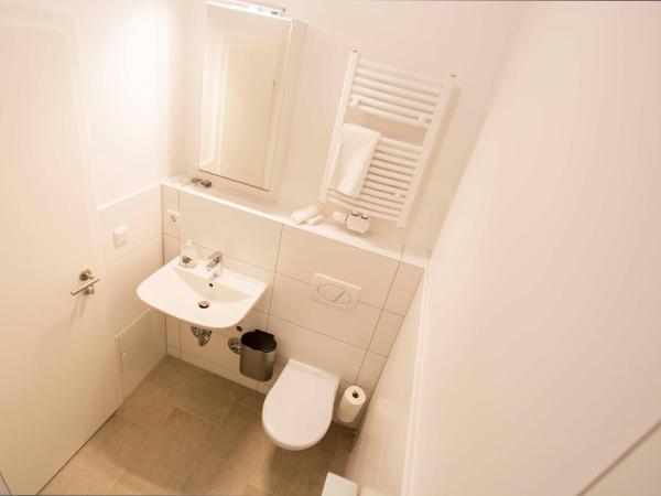 NEU: Zentral gelegene, stilvoll eingerichtete Zimmer mit eigener Teeküche : photo 5 de la chambre grande chambre double