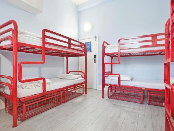 Astor Hyde Park Hostel : photo 1 de la chambre lit dans dortoir pour femmes de 10 lits avec salle de bains privative