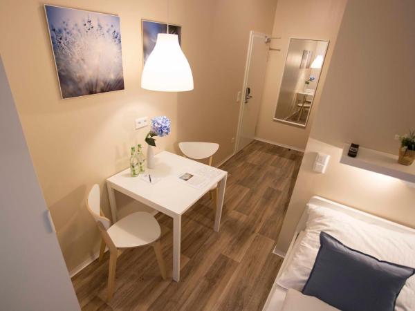 NEU: Zentral gelegene, stilvoll eingerichtete Zimmer mit eigener Teeküche : photo 6 de la chambre petite chambre double