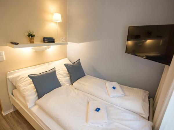 NEU: Zentral gelegene, stilvoll eingerichtete Zimmer mit eigener Teeküche : photo 5 de la chambre petite chambre double