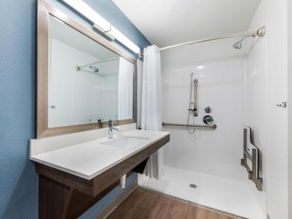 WoodSpring Suites Tampa Airport North Veterans Expressway : photo 1 de la chambre accessible queen suite with roll-in shower - non smoking