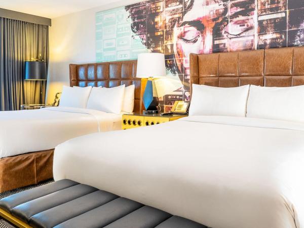 Montrose at Beverly Hills : photo 2 de la chambre suite signature avec 2 lits queen-size et balcon