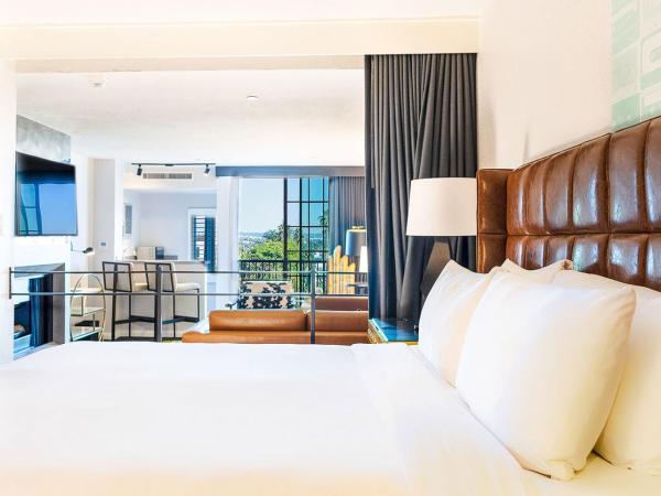 Montrose at Beverly Hills : photo 1 de la chambre suite lit king-size signature avec balcon - vue sur ville