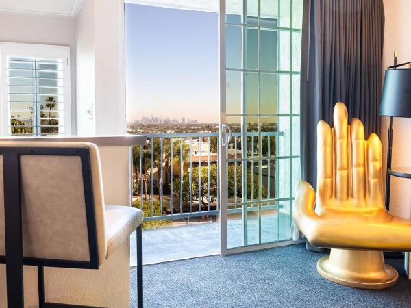 Montrose at Beverly Hills : photo 2 de la chambre suite lit king-size signature avec balcon - vue sur ville