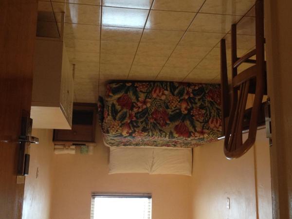 Collins Avenue Hostel : photo 2 de la chambre chambre lit queen-size avec salle de bains commune 