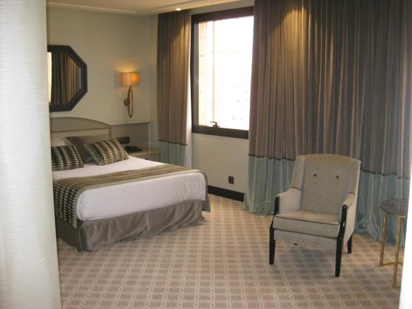 Hotel Bahía : photo 8 de la chambre chambre lits jumeaux - vue sur ville (2 adultes + 1 enfant)