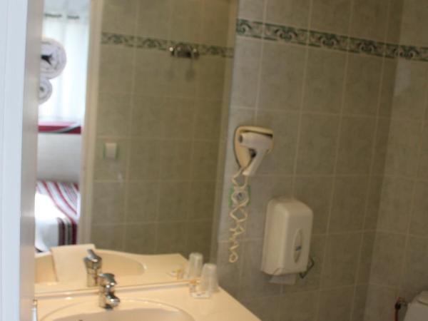 Hôtel de Paris - Dijon Centre Gare : photo 9 de la chambre chambre lits jumeaux confort