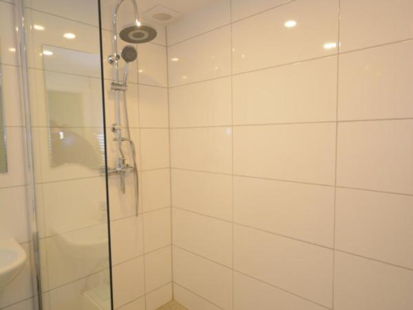 Hannover Zimmervermietung Mardino : photo 6 de la chambre chambre double ou lits jumeaux avec salle de bains commune