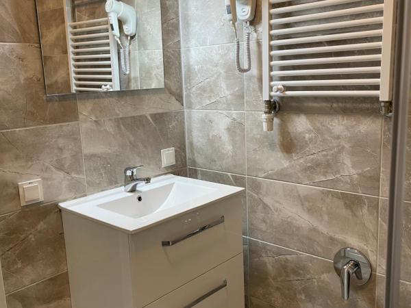 Hannover Zimmervermietung Mardino : photo 1 de la chambre chambre double ou lits jumeaux avec douche