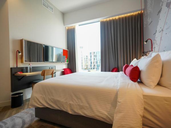 IntercityHotel Dubai Jaddaf Waterfront : photo 3 de la chambre chambre lit king-size supérieure - vue sur canal (15 % de réduction sur nourriture et boissons et service de navette vers festival city mall)