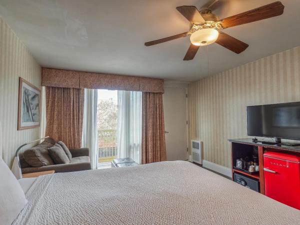 The Wharf Inn : photo 2 de la chambre king balcony with partial bay view