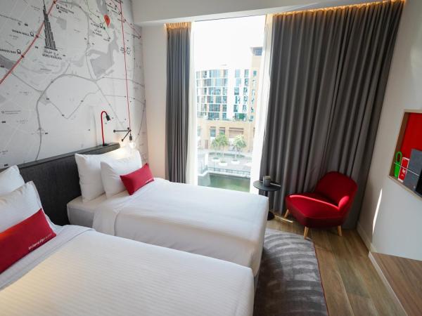 IntercityHotel Dubai Jaddaf Waterfront : photo 1 de la chambre chambre lits jumeaux supérieure - vue sur canal (15 % de réduction sur nourriture et boissons et service de navette vers festival city mall)