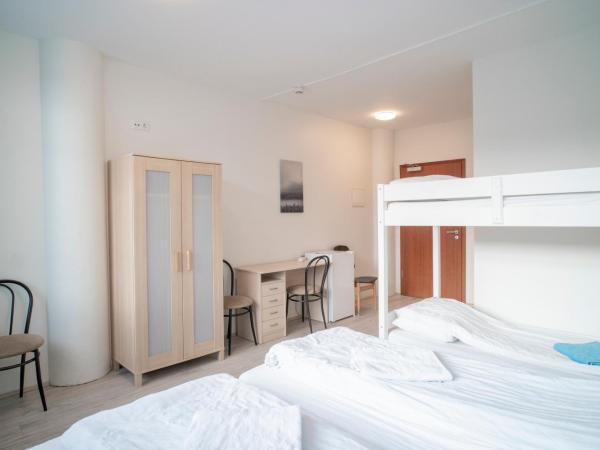 Guesthouse Pavi : photo 2 de la chambre chambre quadruple avec salle de bains privative
