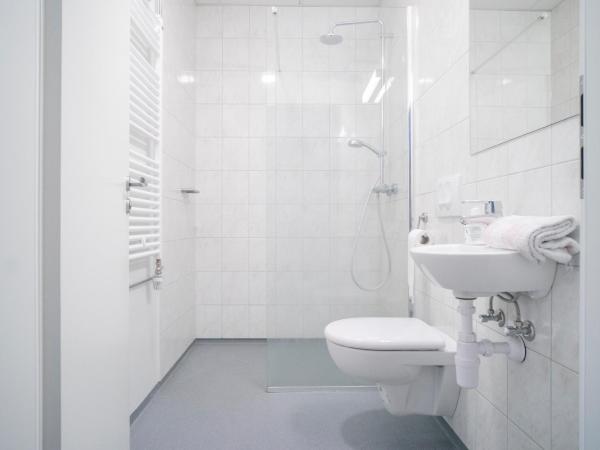 Guesthouse Pavi : photo 4 de la chambre chambre quadruple avec salle de bains privative