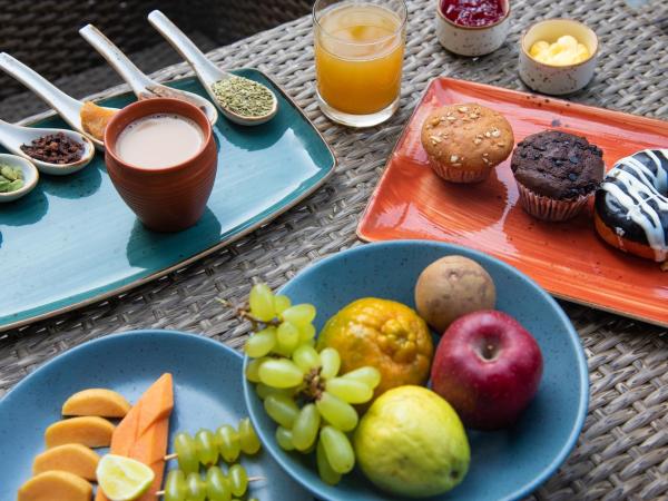 ROSASTAYS Gurugram Sec 31 : photo 7 de la chambre chambre deluxe double ou lits jumeaux