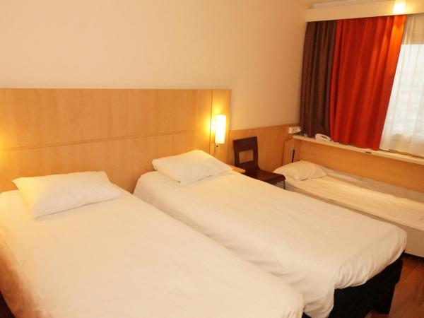 Ibis Warszawa Ostrobramska : photo 3 de la chambre chambre lits jumeaux avec lit d’appoint - 301