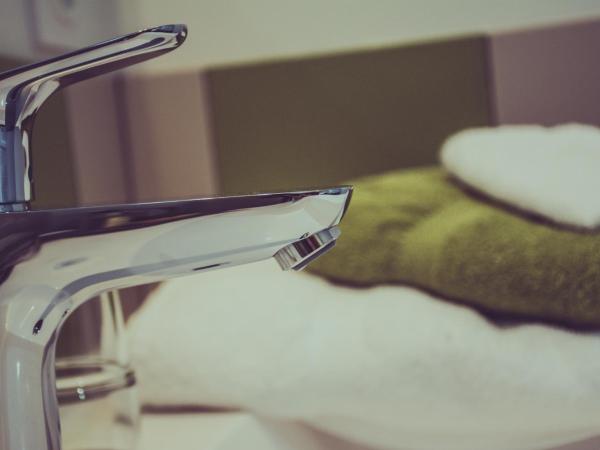 Terre en Vue : photo 2 de la chambre chambre quadruple avec salle de bains privative