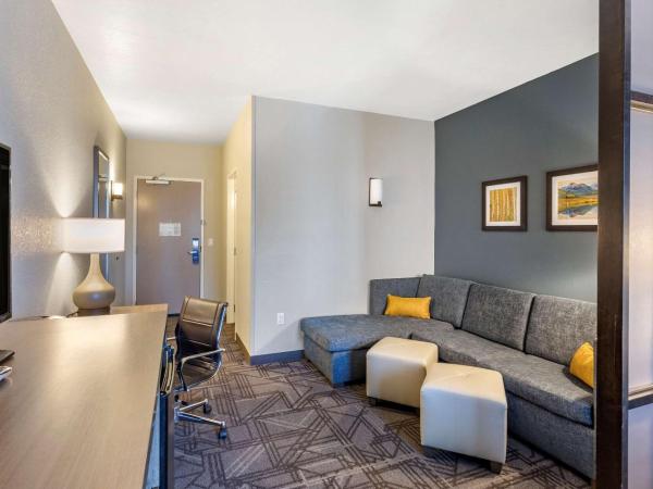 Comfort Inn & Suites Salt Lake City Airport : photo 5 de la chambre suite lit king-size avec canapé-lit - non-fumeurs