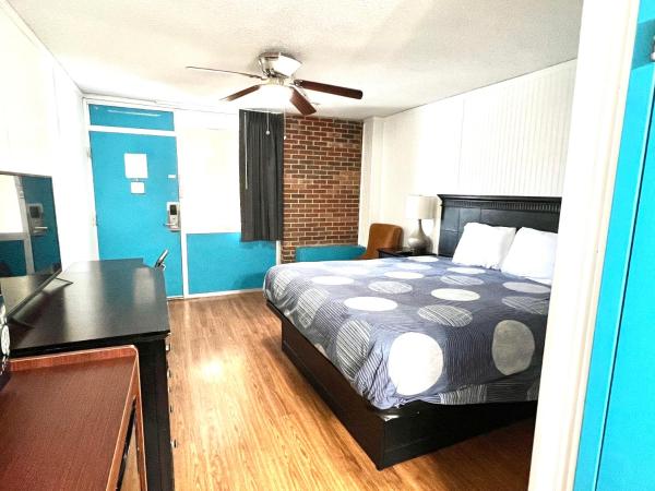 Rodeway Inn : photo 3 de la chambre chambre lit king-size standard - non-fumeurs